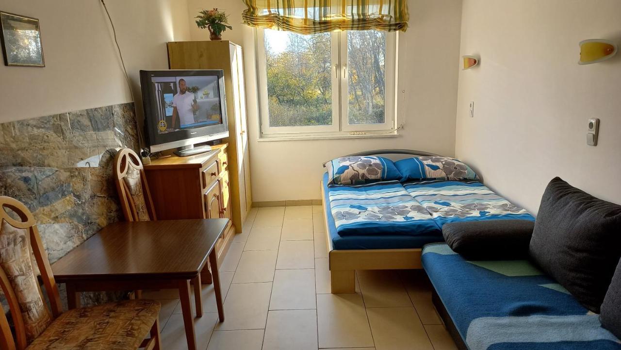 Pokoje Goscinne Dw Antom Dzwirzyno Ngoại thất bức ảnh